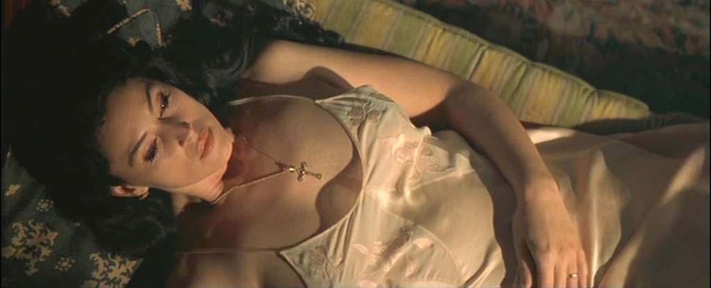 Monica Bellucci esponendo le sue belle tette enormi e figa pelosa in film catture
 #75332871