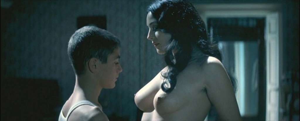 Monica bellucci entblößt ihre schönen riesigen Brüste und haarige Muschi in Filmaufnahmen
 #75332900