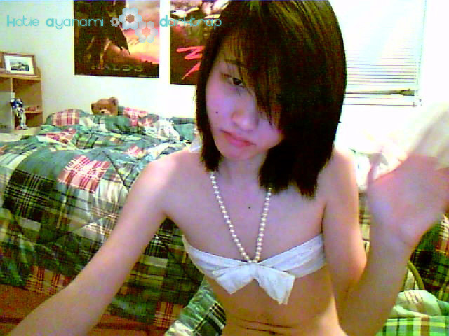Jeune fille japonaise en bikini blanc
 #76144221