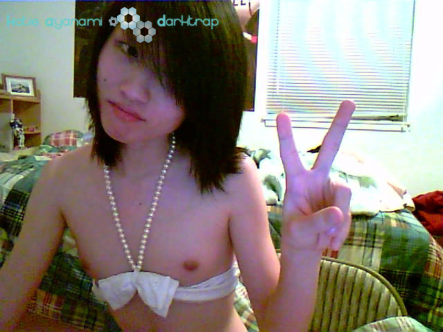 Junge japanische newhalf im weißen Bikini
 #76144284