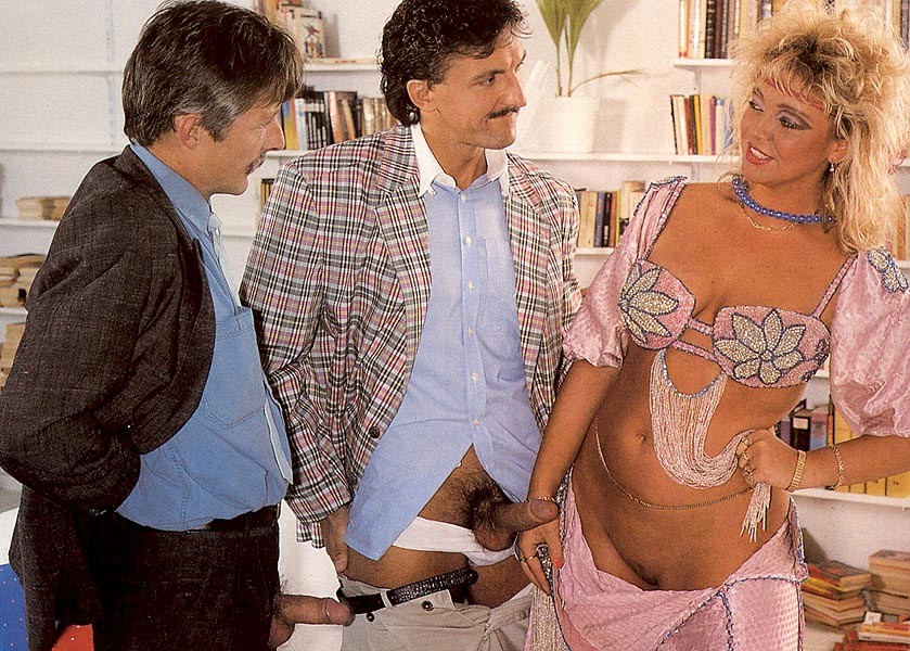 Dreckige Retro-Dame wird von zwei Kerlen doppelt gefickt
 #78529128