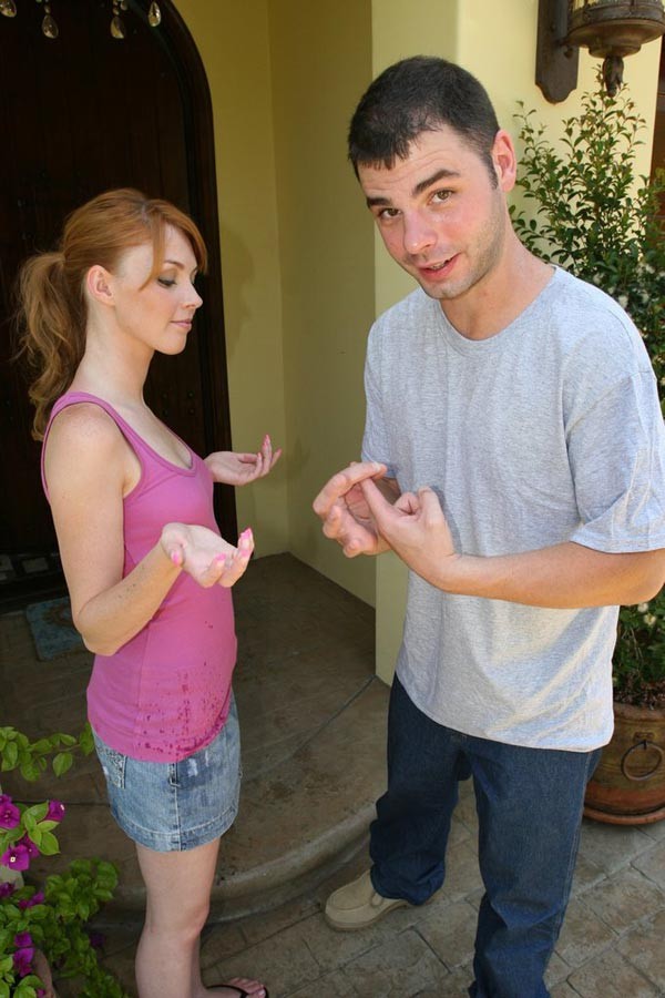 Jeune rousse sexy s'envoyant en l'air avec une grosse bite.
 #78971290