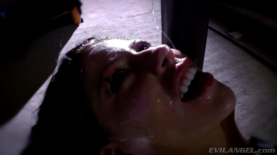La vampira Brooklyn Lee si fa allungare la bocca
 #72035652