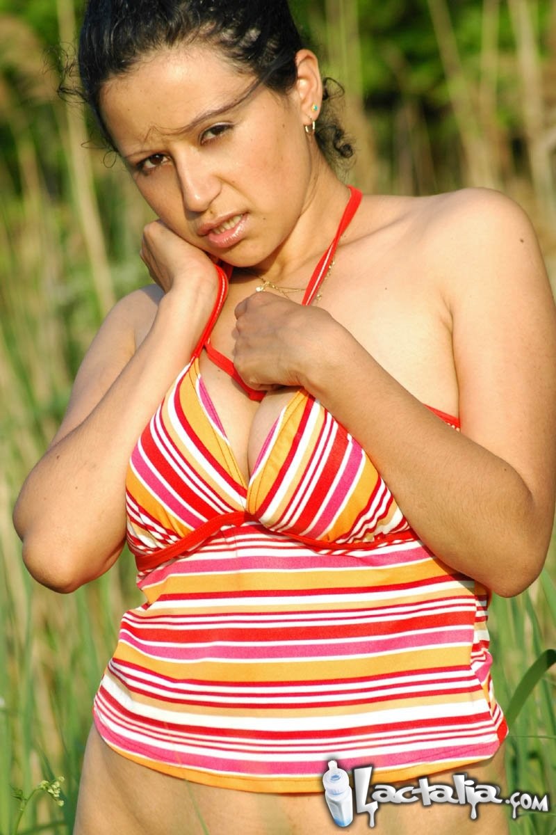 Una latina caliente y tetona se echa un chorro de leche materna por todo el cuerpo
 #71058760