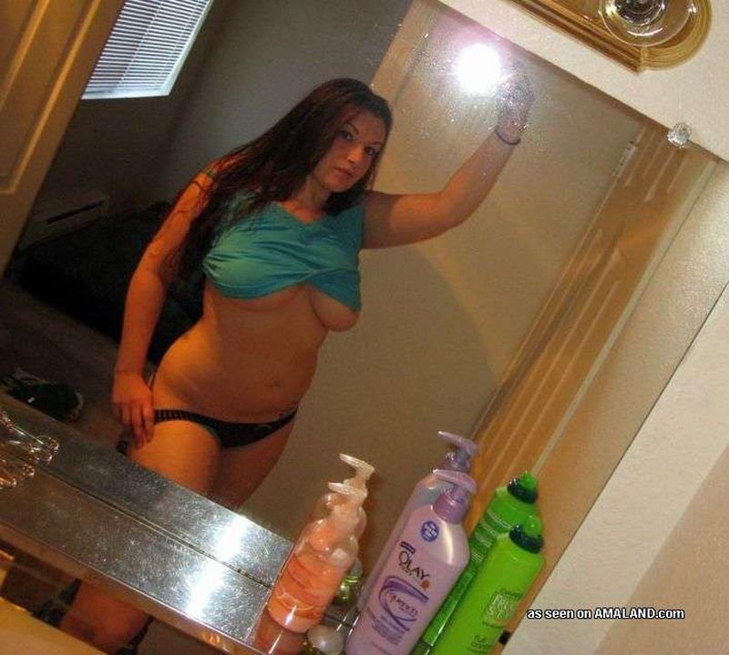 Cacho cachonda con tetas grandes haciendo un striptease
 #75509473