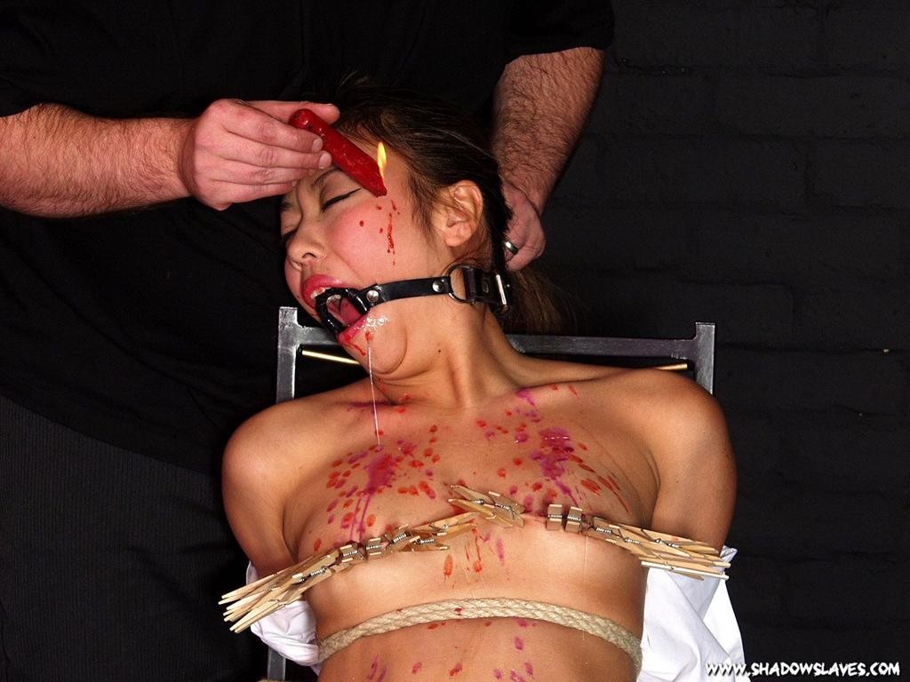 Kokos bdsm extrême et torture japonaise des seins d'une jeune esclave maigrichonne bâillonnée.
 #69867061