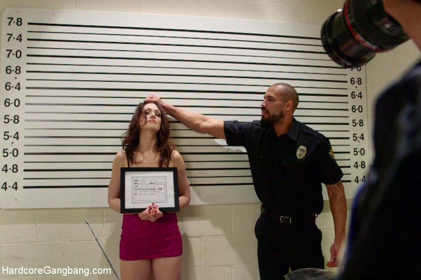 Brutalidad expuesta: ¡Sarah chantajea a la policía para que le haga un gangbang!
 #68561933