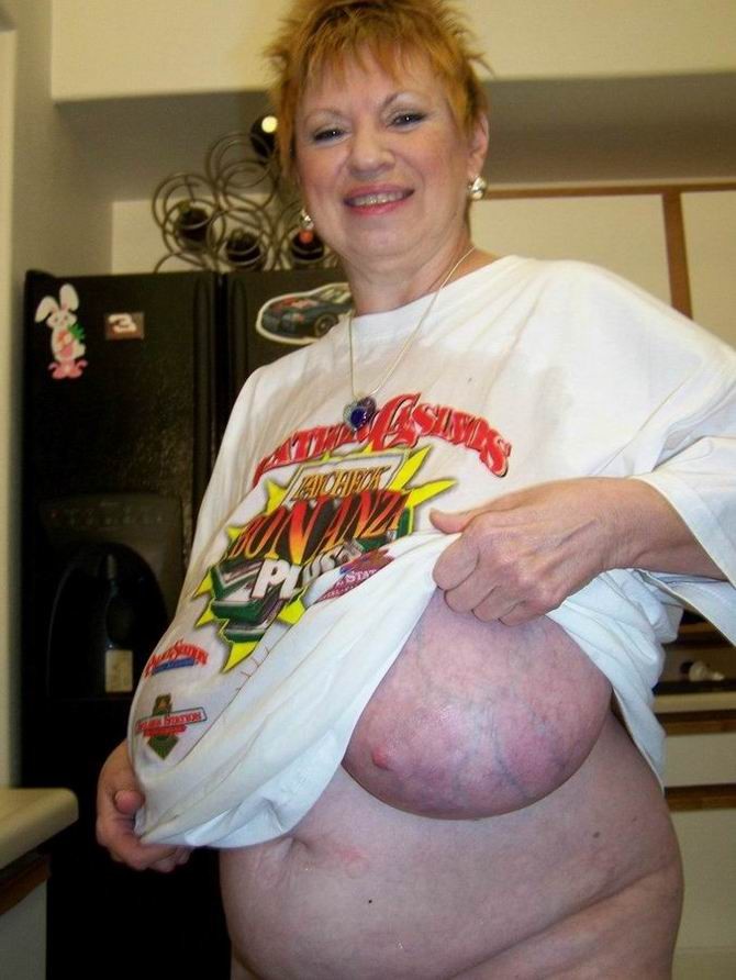 Une mamie amatrice montre ses énormes seins
 #77200338