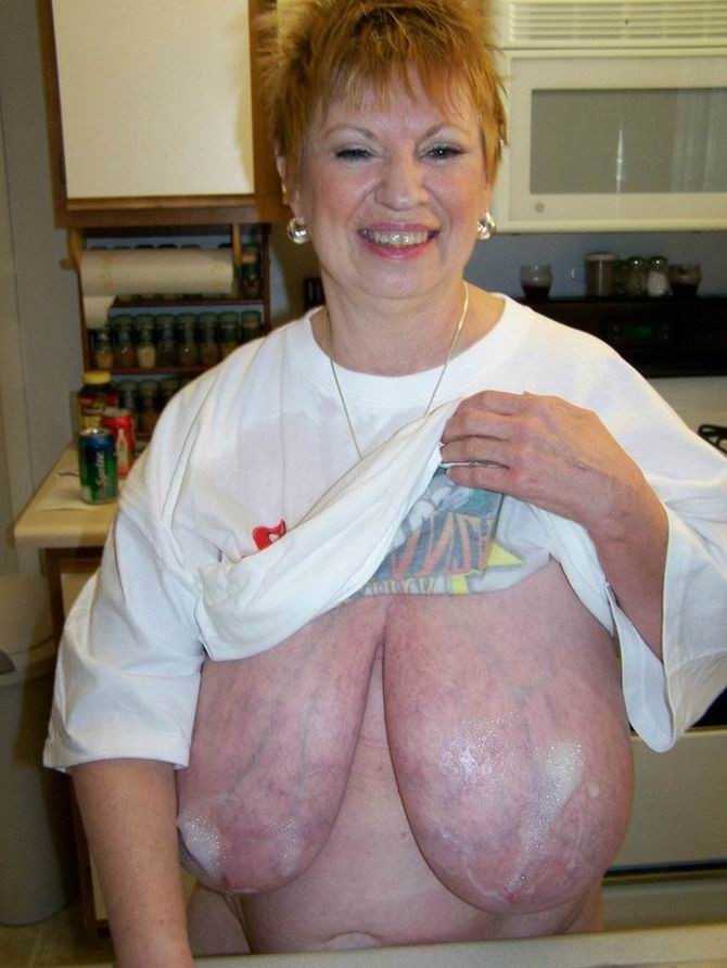 Une mamie amatrice montre ses énormes seins
 #77200370