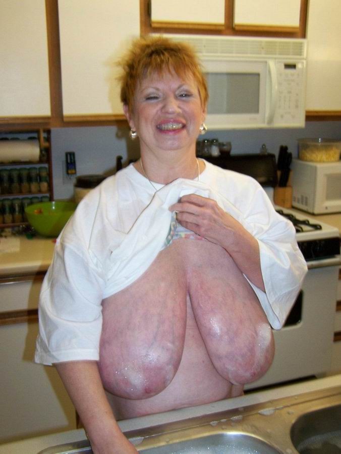 Une mamie amatrice montre ses énormes seins
 #77200377