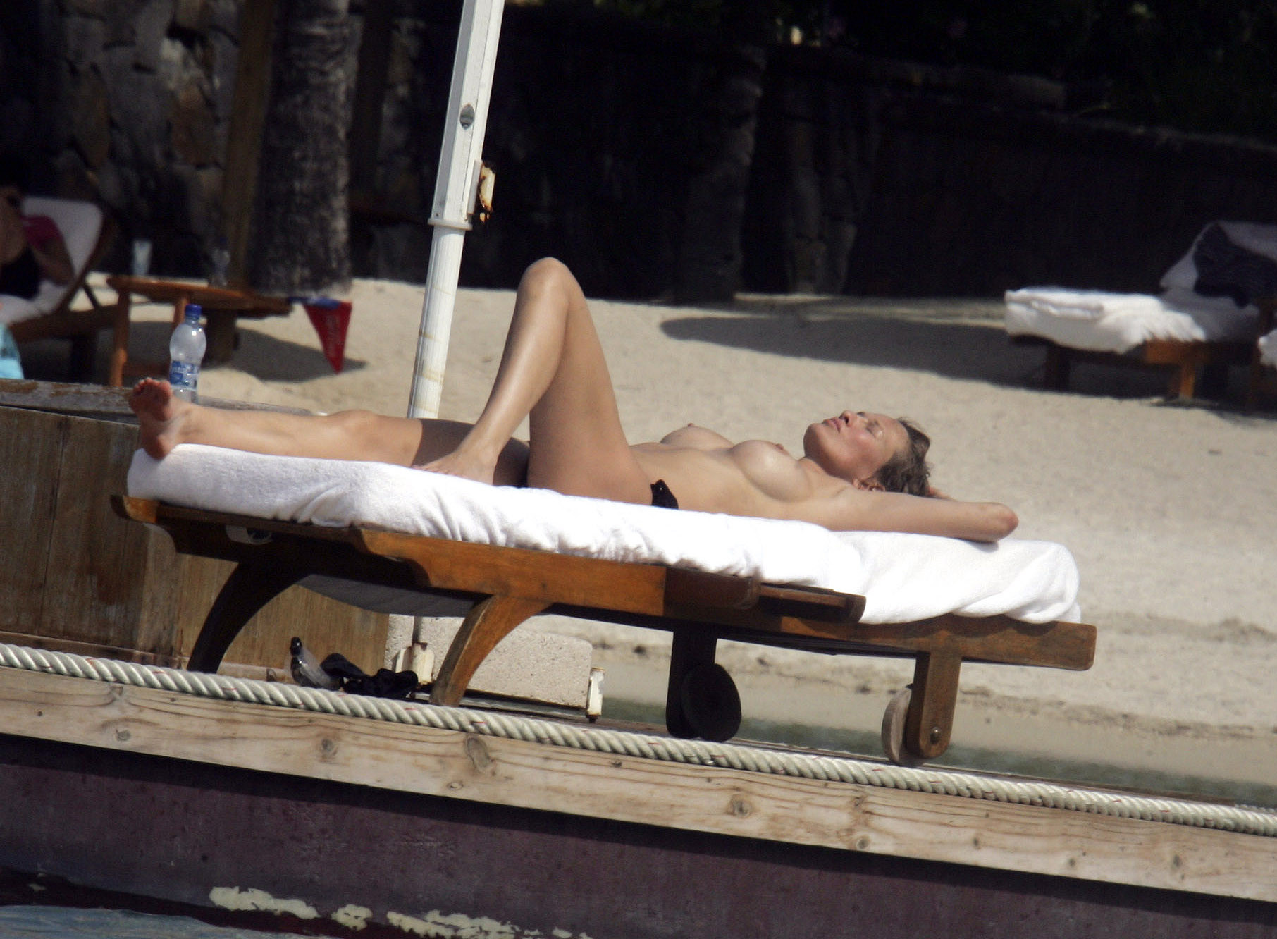 Karen Mulder si abbronza in topless su una spiaggia di Mauritius
 #75276615