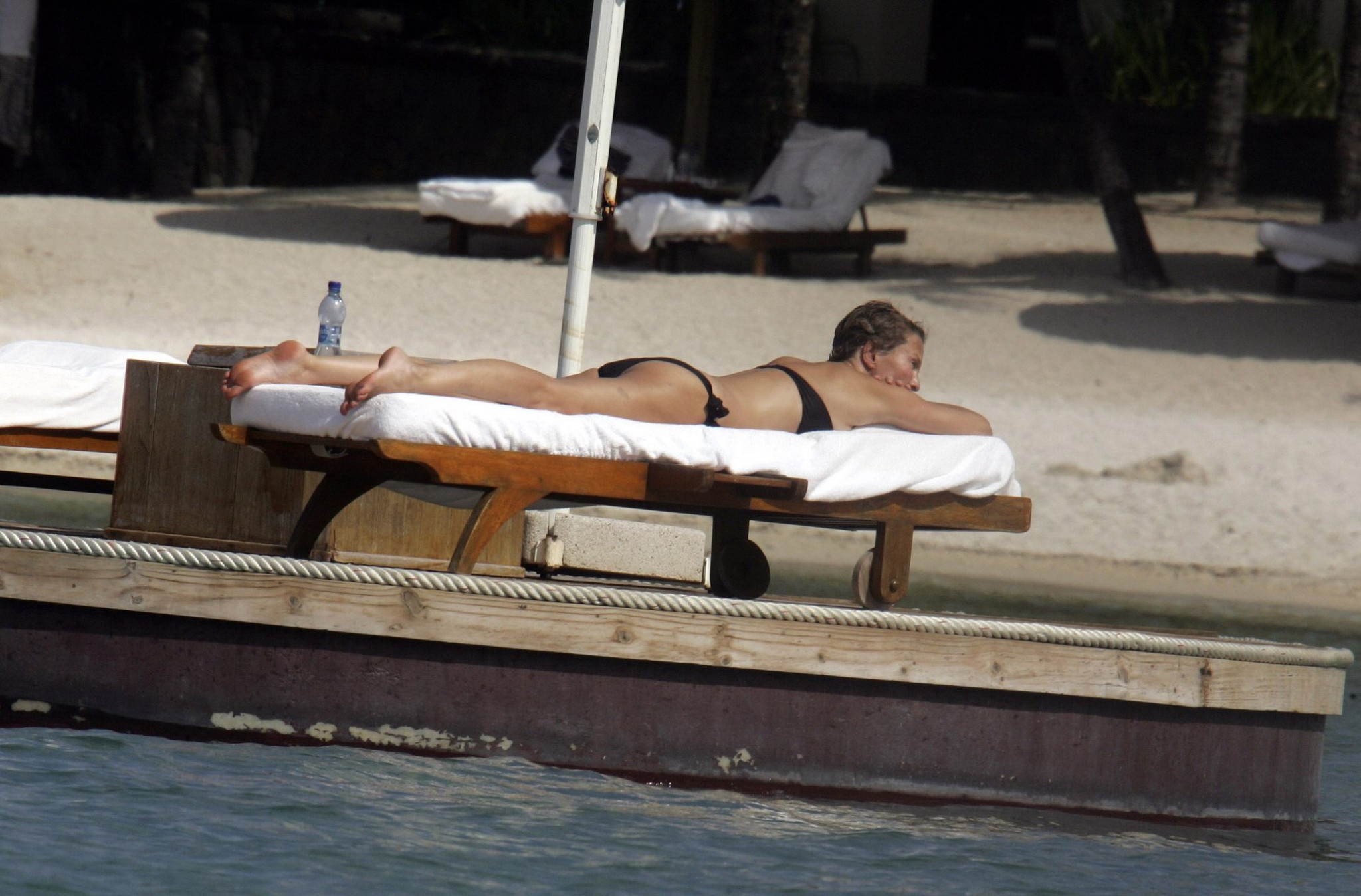 Karen Mulder si abbronza in topless su una spiaggia di Mauritius
 #75276683