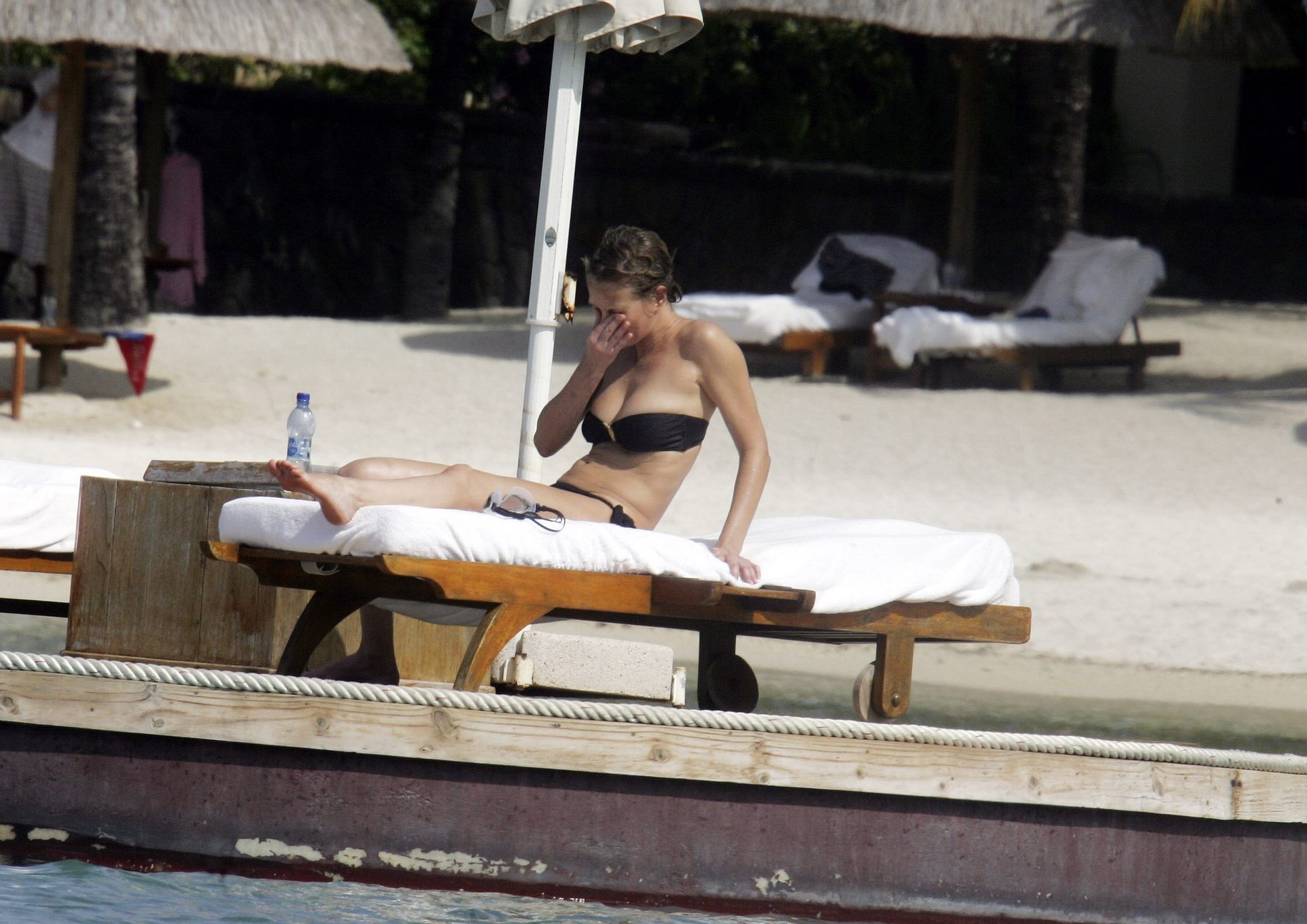 Karen Mulder si abbronza in topless su una spiaggia di Mauritius
 #75276692