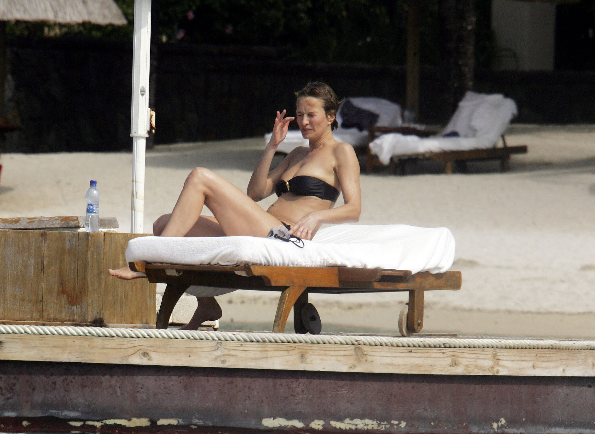 Karen Mulder si abbronza in topless su una spiaggia di Mauritius
 #75276704
