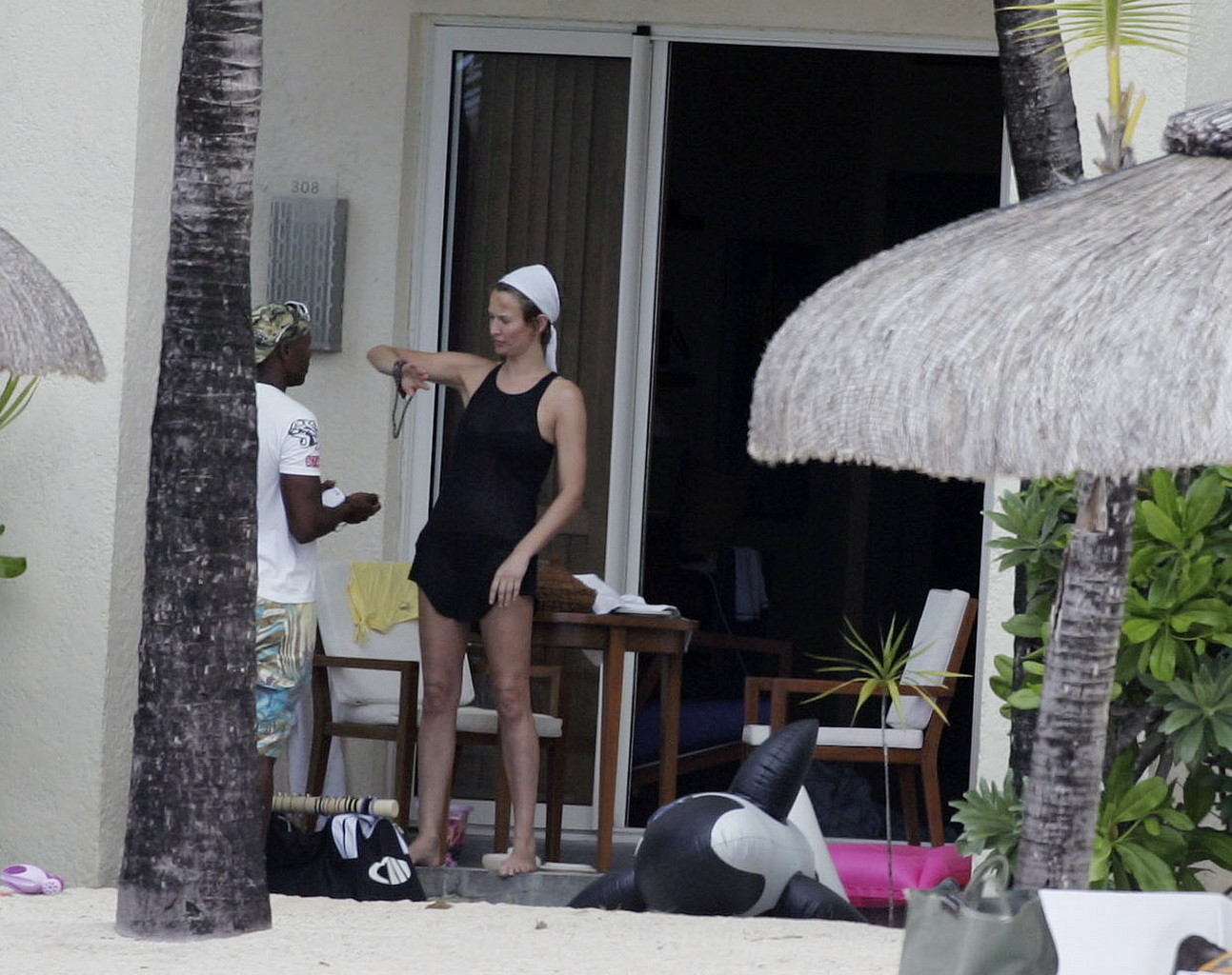 Karen Mulder si abbronza in topless su una spiaggia di Mauritius
 #75276731