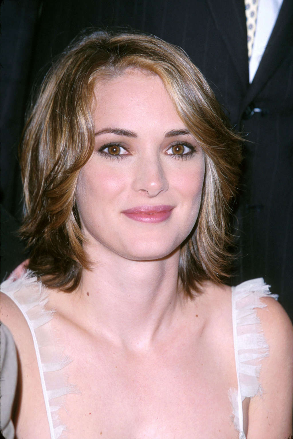 Winona Ryder quasi downblouse e mostrando le sue tette
 #75353110