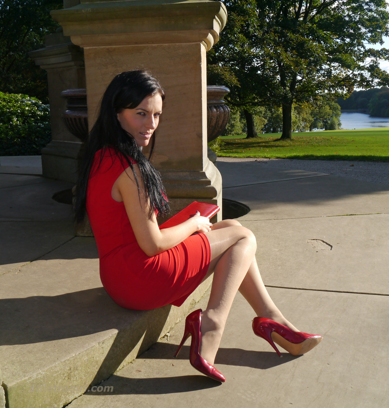 Nena sexy con fetiche de zapatos da un paseo al aire libre con un vestido rojo ajustado con
 #74637501