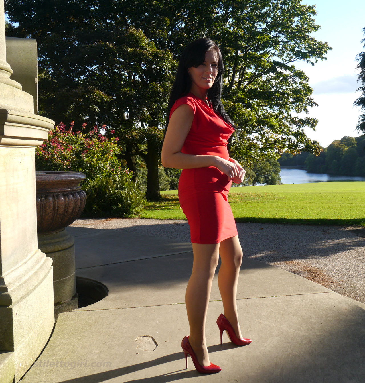 Nena sexy con fetiche de zapatos da un paseo al aire libre con un vestido rojo ajustado con
 #74637548