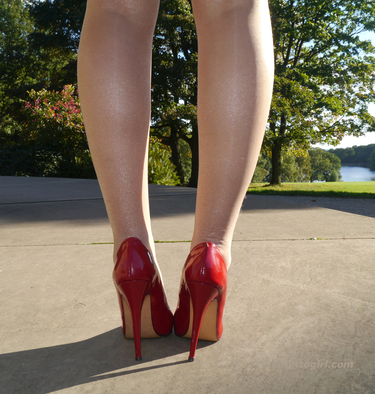 Nena sexy con fetiche de zapatos da un paseo al aire libre con un vestido rojo ajustado con
 #74637592