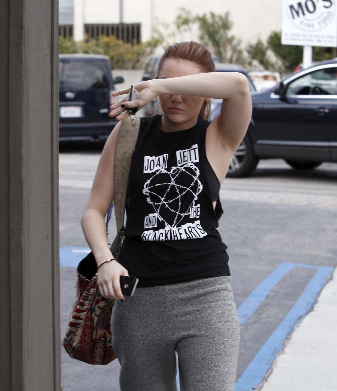 Miley Cyrus a l'air très ivre et montre un tatouage sous ses seins.
 #75313187
