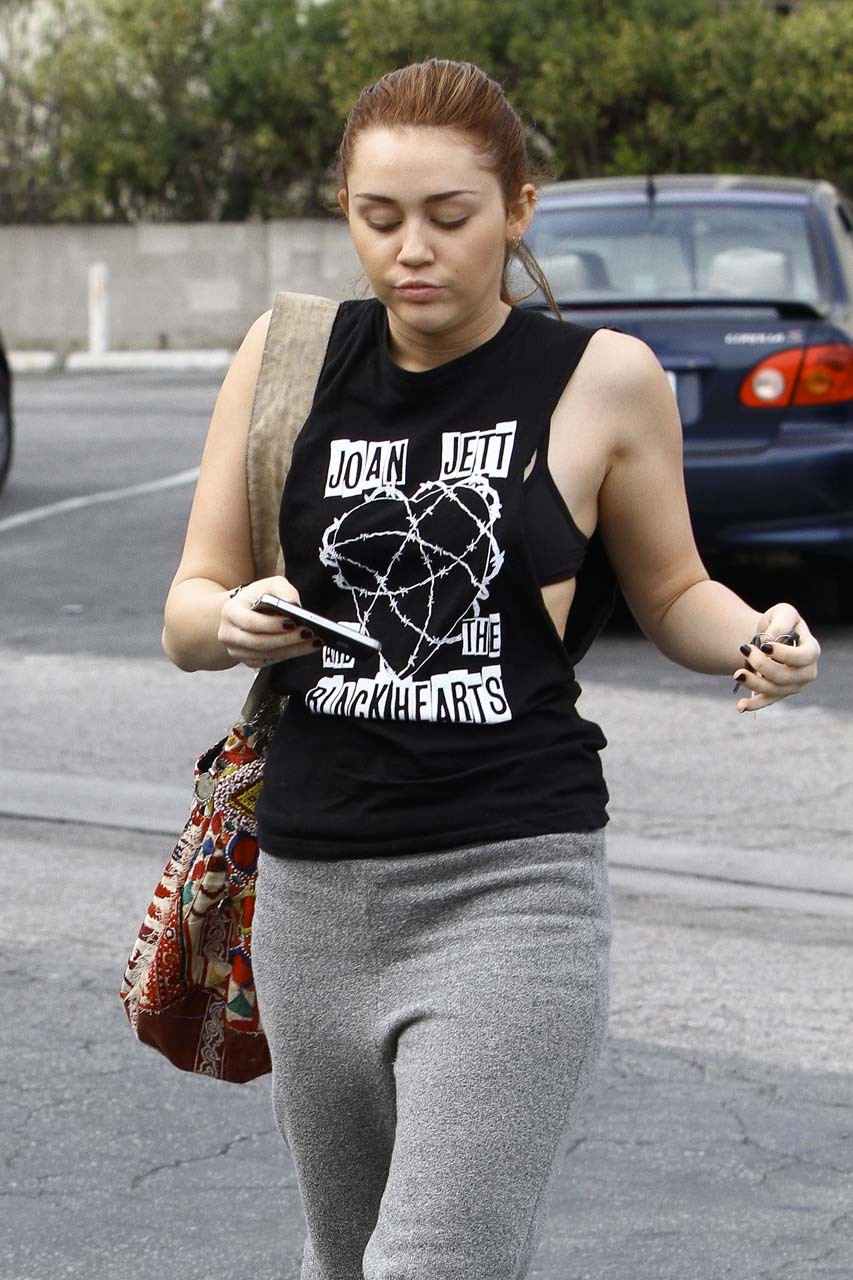 Miley cyrus luciendo muy borracha y mostrando tatuaje bajo sus tetas
 #75313199