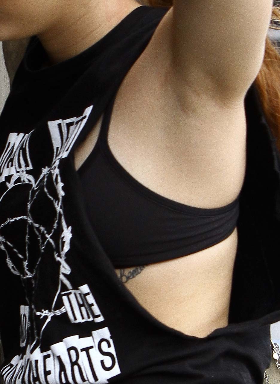 Miley Cyrus a l'air très ivre et montre un tatouage sous ses seins.
 #75313206