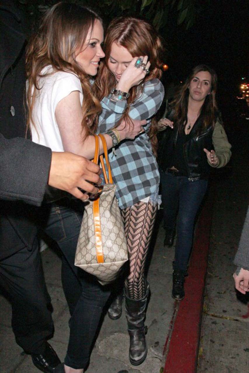Miley Cyrusは非常に酔って、彼女の乳房の下に入れ墨を示しています。
 #75313238
