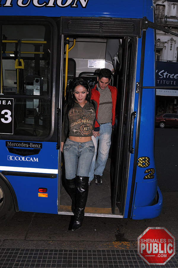 Traviesa transexual chupando una polla en un autobús público
 #78869245