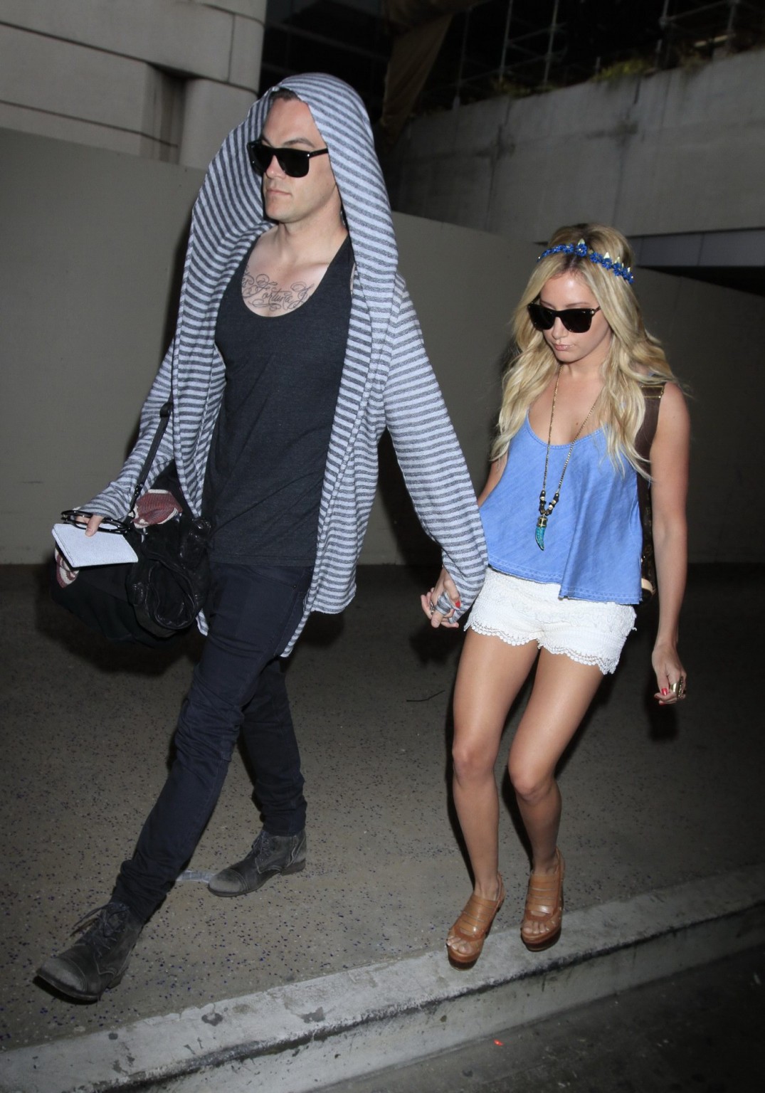 Ashley Tisdale portant un haut moulant et un short minuscule à l'aéroport de Lax, en Californie.
 #75239372