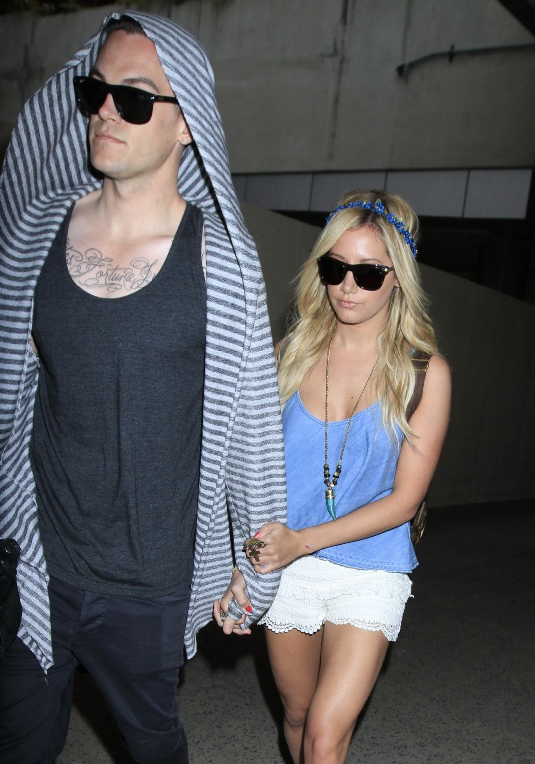 Ashley Tisdale portant un haut moulant et un short minuscule à l'aéroport de Lax, en Californie.
 #75239379