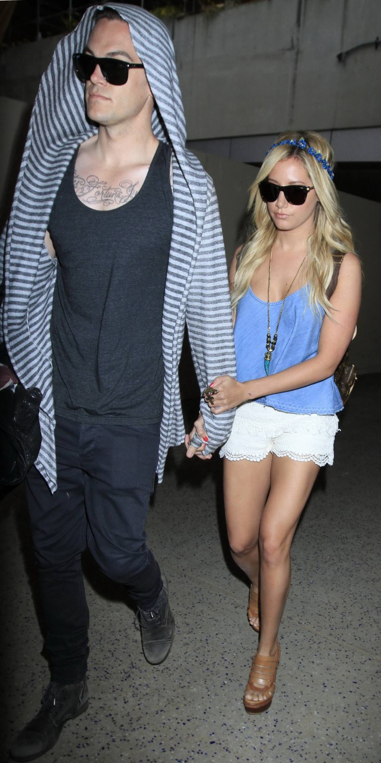 Ashley Tisdale portant un haut moulant et un short minuscule à l'aéroport de Lax, en Californie.
 #75239386