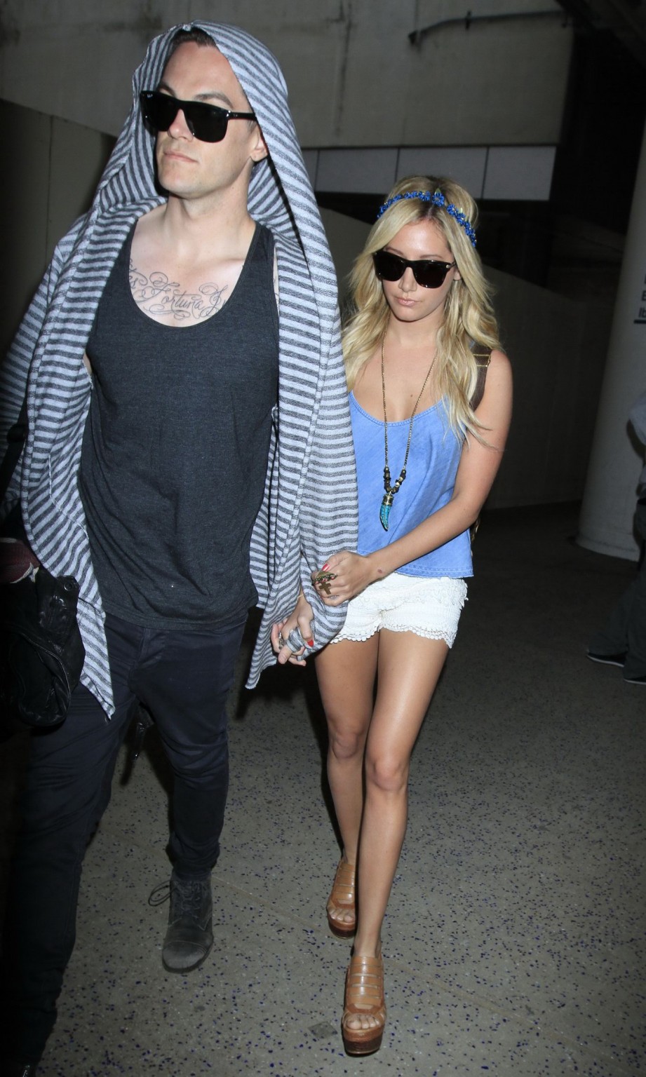 Ashley Tisdale portant un haut moulant et un short minuscule à l'aéroport de Lax, en Californie.
 #75239397