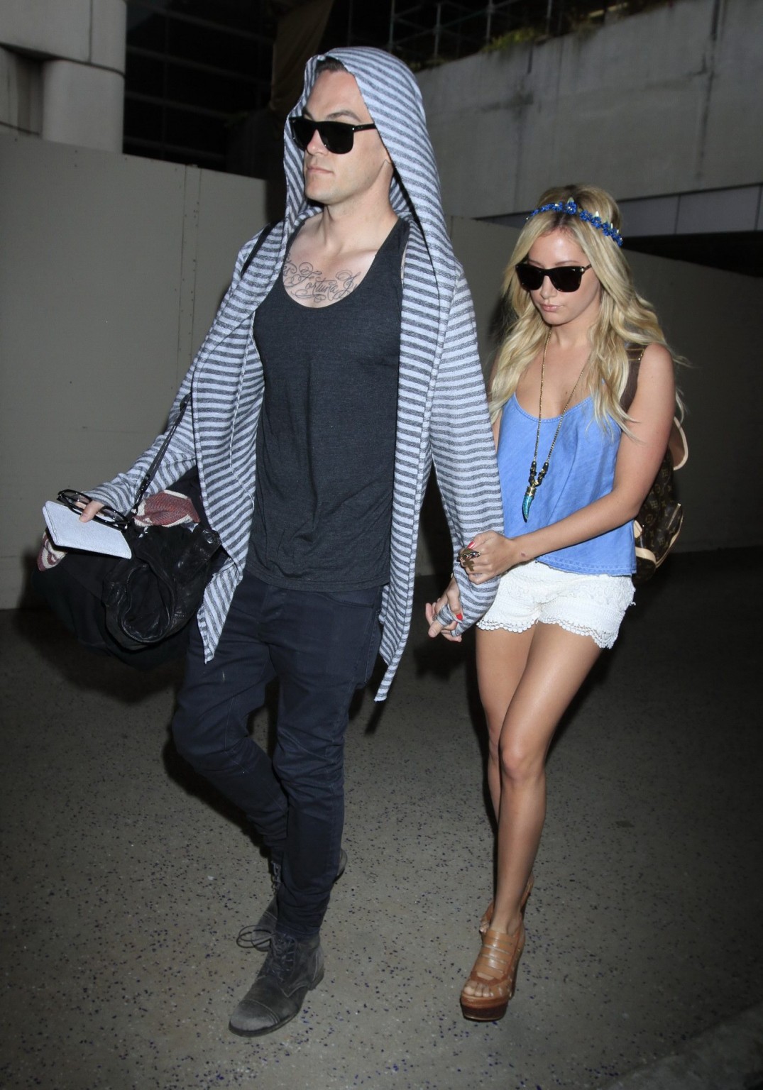 Ashley Tisdale portant un haut moulant et un short minuscule à l'aéroport de Lax, en Californie.
 #75239403