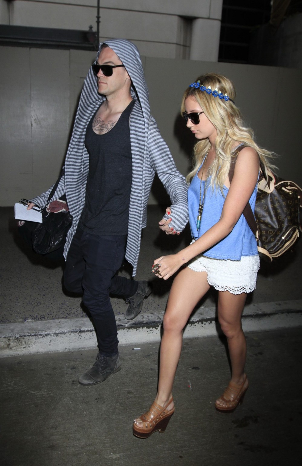 Ashley Tisdale portant un haut moulant et un short minuscule à l'aéroport de Lax, en Californie.
 #75239423