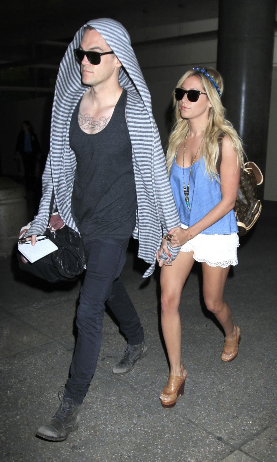 Ashley Tisdale portant un haut moulant et un short minuscule à l'aéroport de Lax, en Californie.
 #75239454