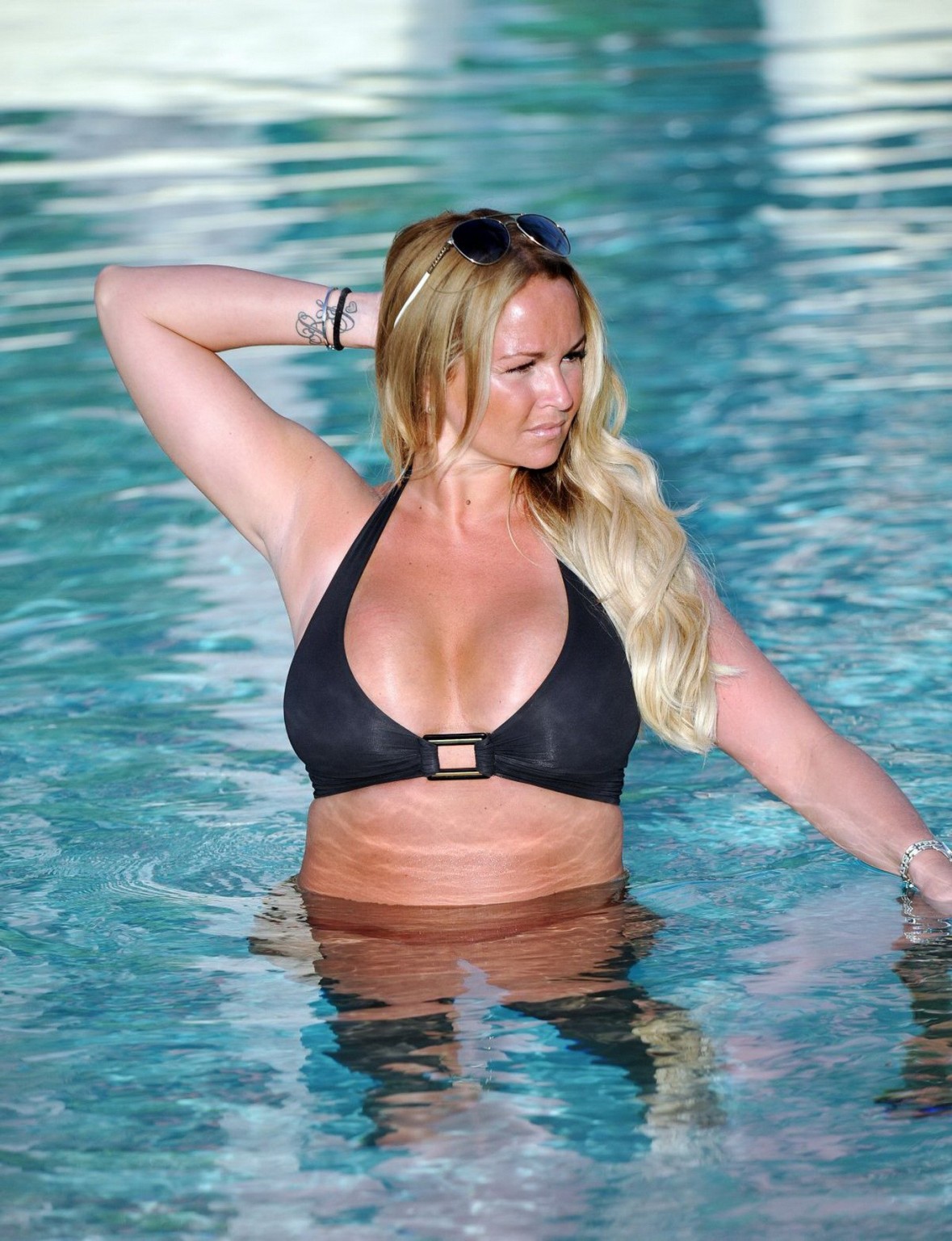 Jennifer ellison mostrando su poderoso cuerpo en bikini en la piscina de tenerife
 #75192119