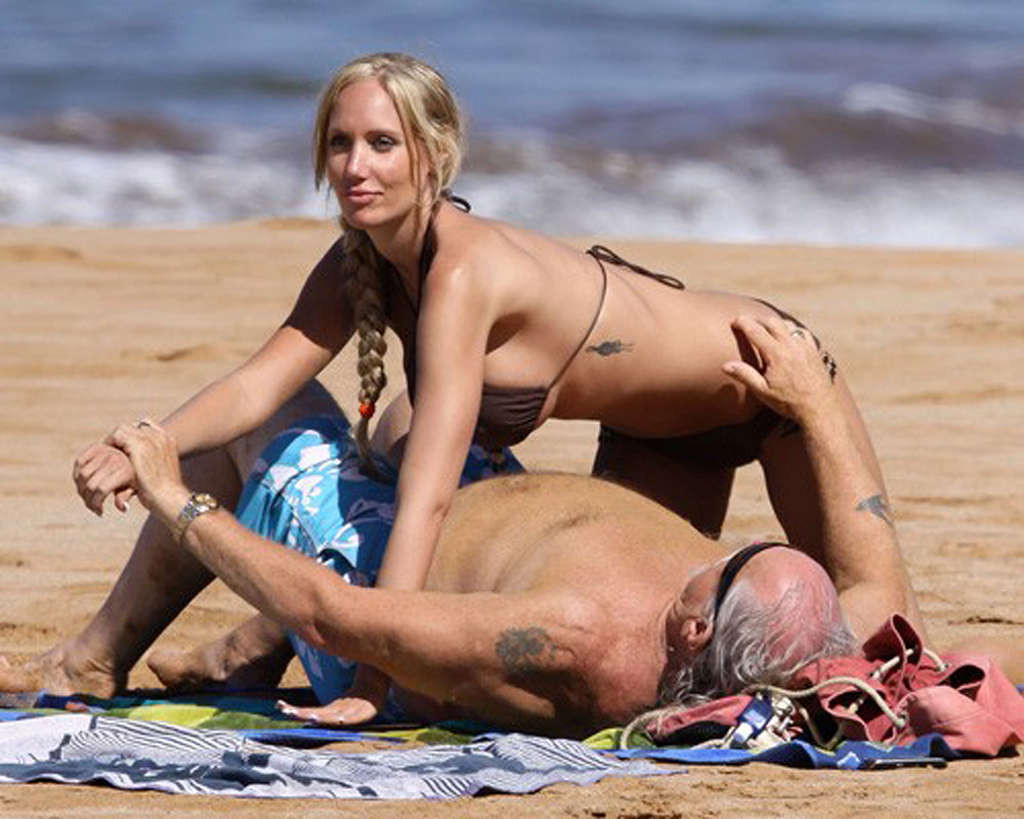 Jenna Bentley che espone il corpo sexy del cazzo e le tette enormi sulla spiaggia
 #75349293