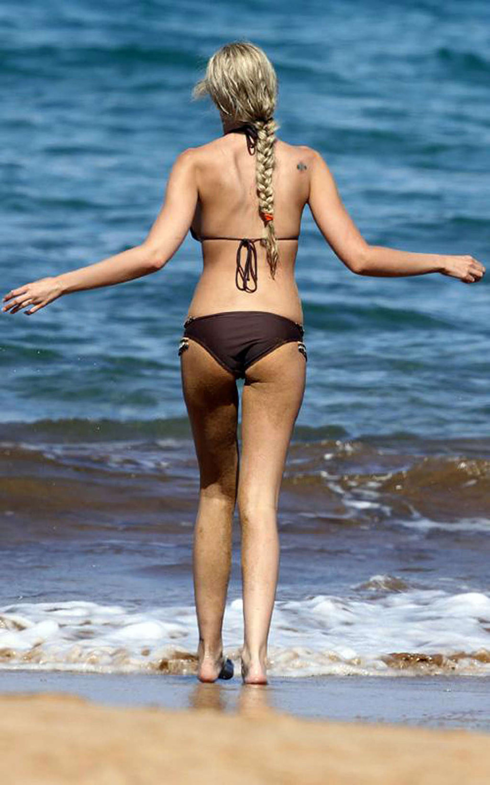 Jenna Bentley che espone il corpo sexy del cazzo e le tette enormi sulla spiaggia
 #75349319