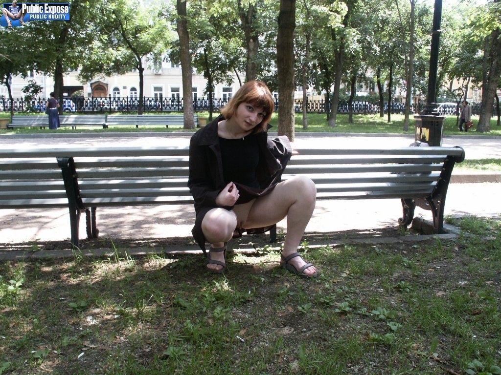 Ungebräuntes Fräulein demonstriert ihre Titten und rasierte Muschi im Park
 #76743476