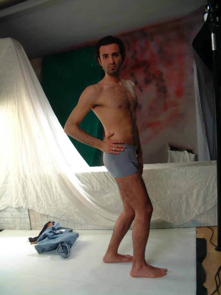 Hunk muskulöser schwuler Bär liebt Striptease beim Posieren
 #76992729