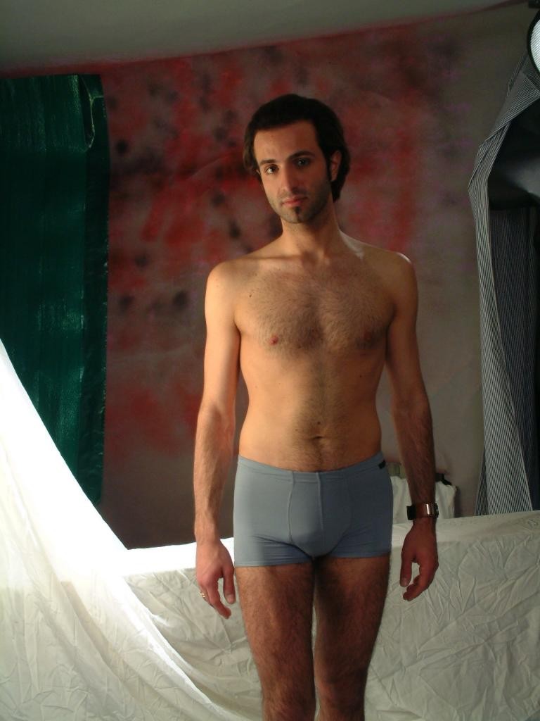 Hunk muskulöser schwuler Bär liebt Striptease beim Posieren
 #76992739