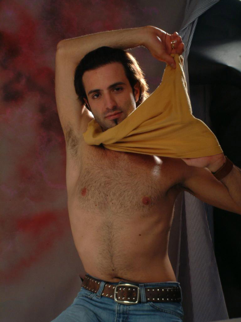 Hunk muskulöser schwuler Bär liebt Striptease beim Posieren
 #76992795