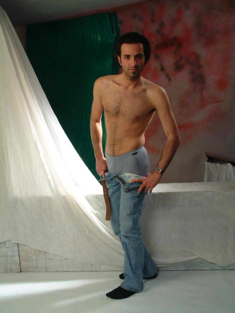 Hunk muskulöser schwuler Bär liebt Striptease beim Posieren
 #76992871