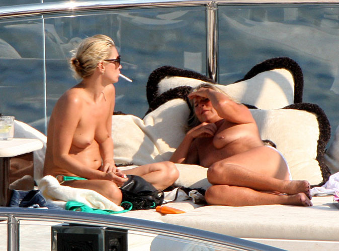 Kate Moss showing her nice tits on beach paparazzi pictures #75396441