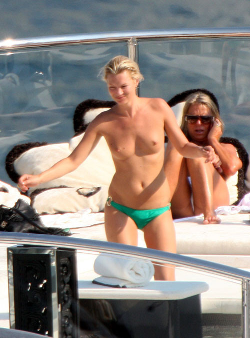 Kate moss montrant ses beaux seins sur la plage photos paparazzi
 #75396458