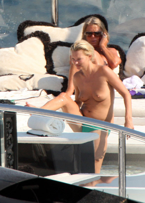 Kate moss montrant ses beaux seins sur la plage photos paparazzi
 #75396462