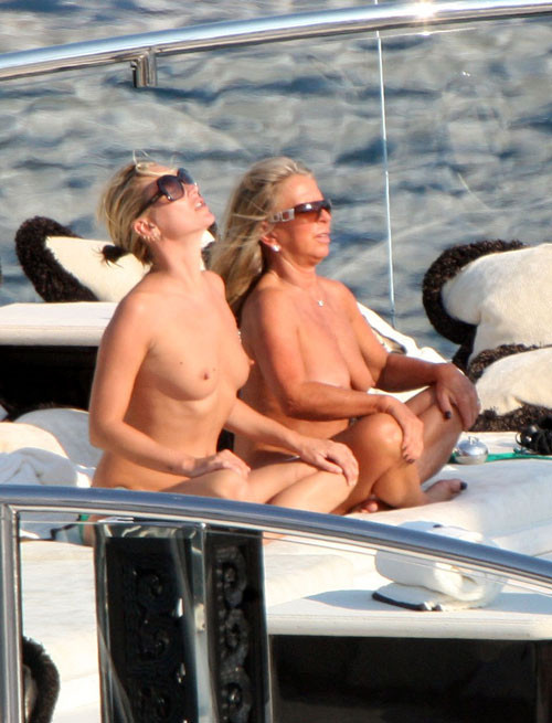 ケイト・モス、ビーチで乳首を見せるパパラッチ写真
 #75396491