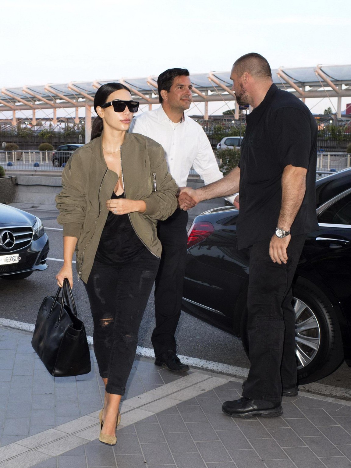 Kim kardashian zeigt riesiges Dekolleté am Flughafen von Nizza in Frankreich
 #75192727