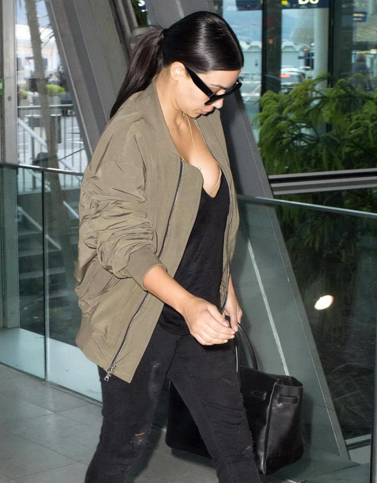 Kim kardashian mostrando un enorme escote en el aeropuerto de nice en francia
 #75192848