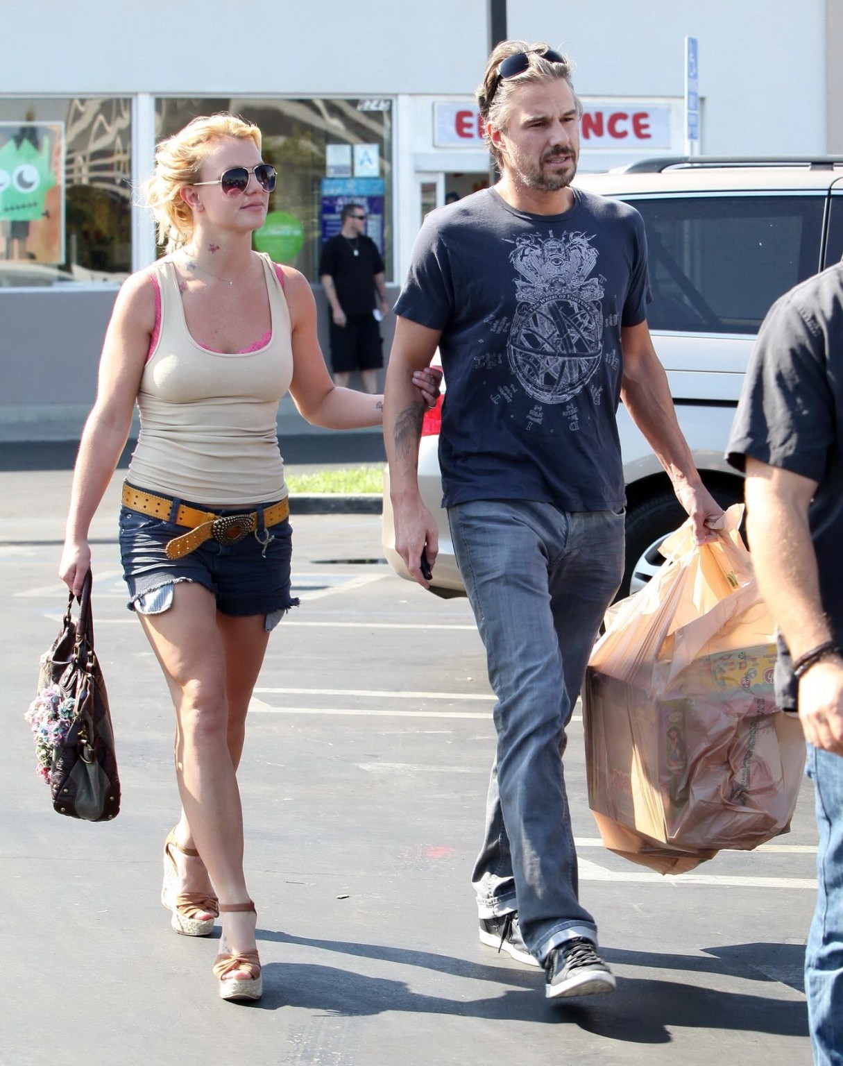 Britney spears looking sehr sexy wearing hotpants tank-top outside toys-r-us in
 #75331029